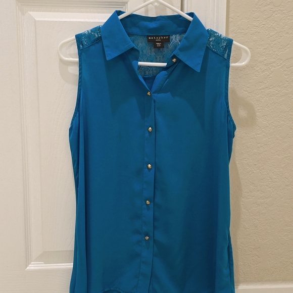 Five beautiful used blouses in size small,  and medium. Five blouses $7 - Picture 4 of 13